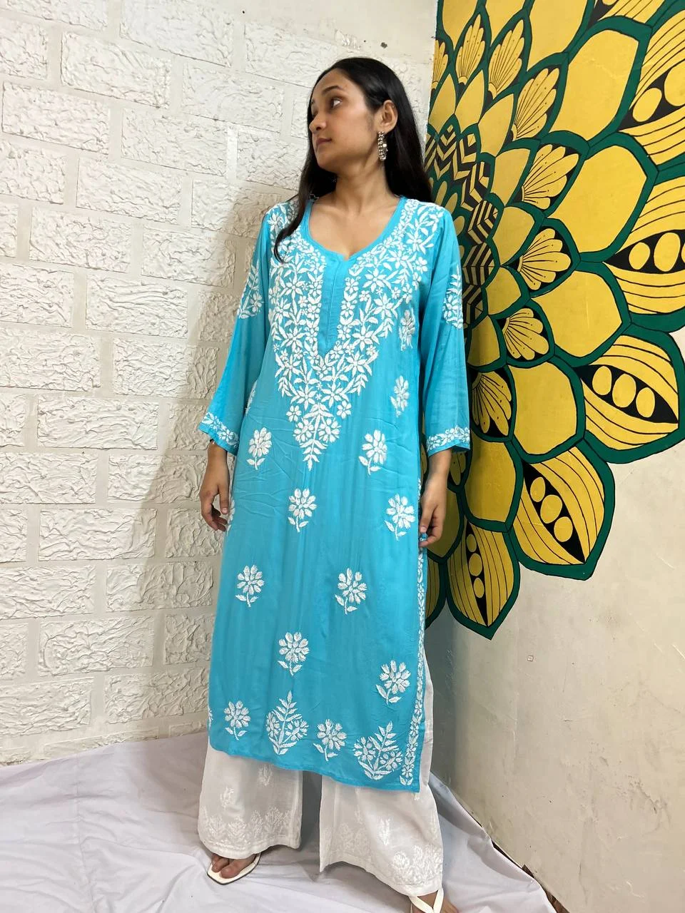 MODAL CHIKANKARI KURTI